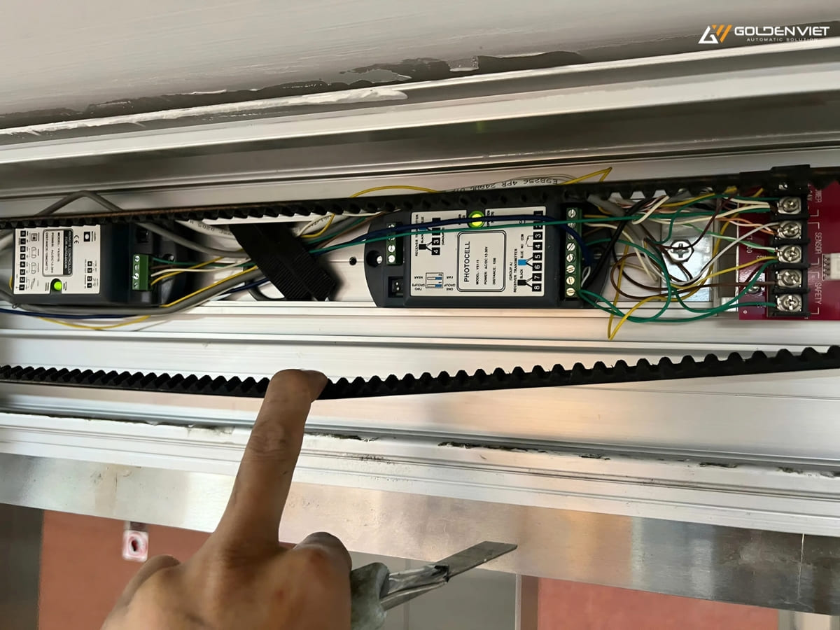 Kỹ thuật viên sửa chữa và bảo dưỡng cửa tự động bệnh viện