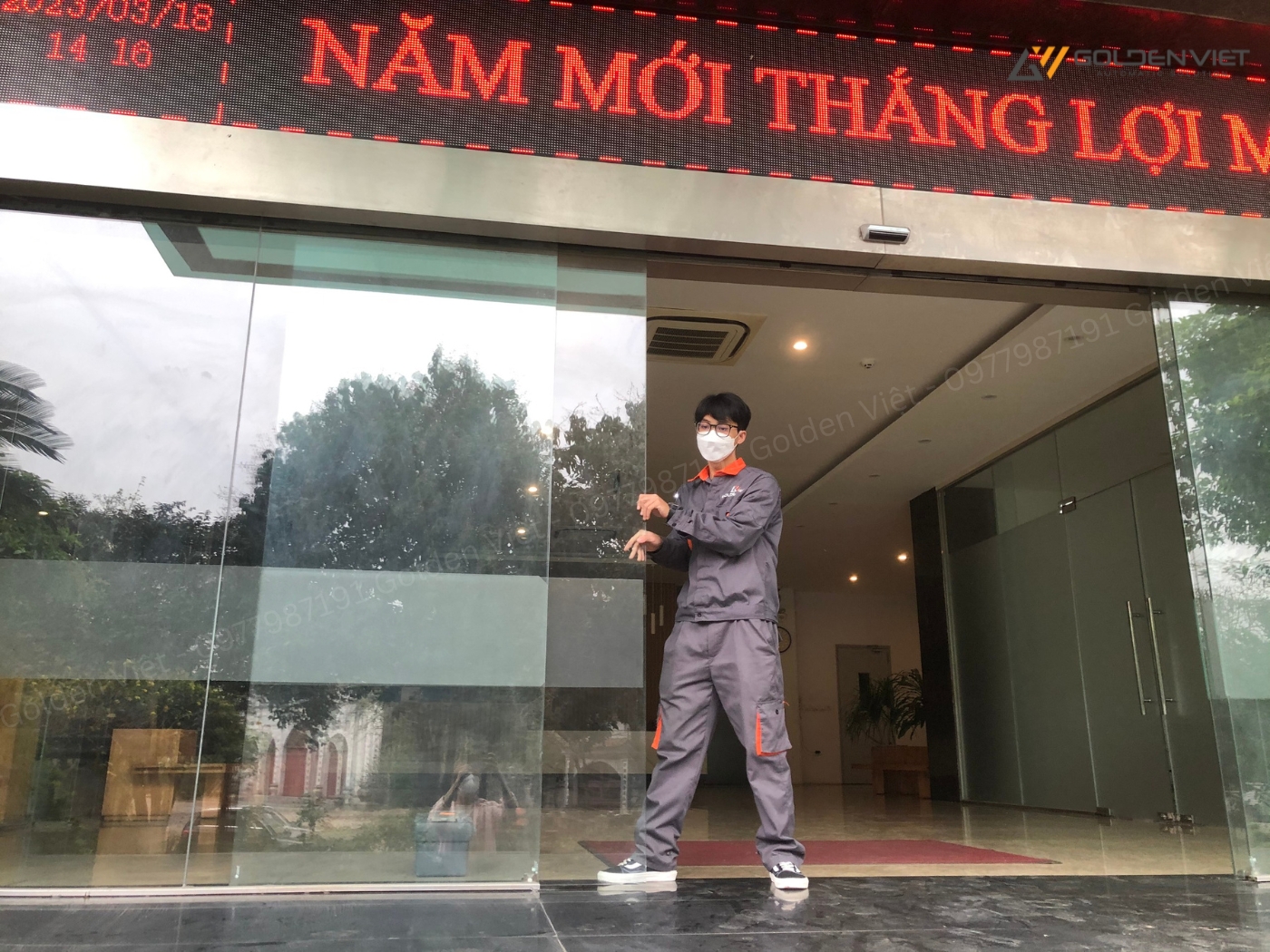 Kỹ thuật viên vận hành thử cửa sau khi hoàn tất việc sửa chữa
