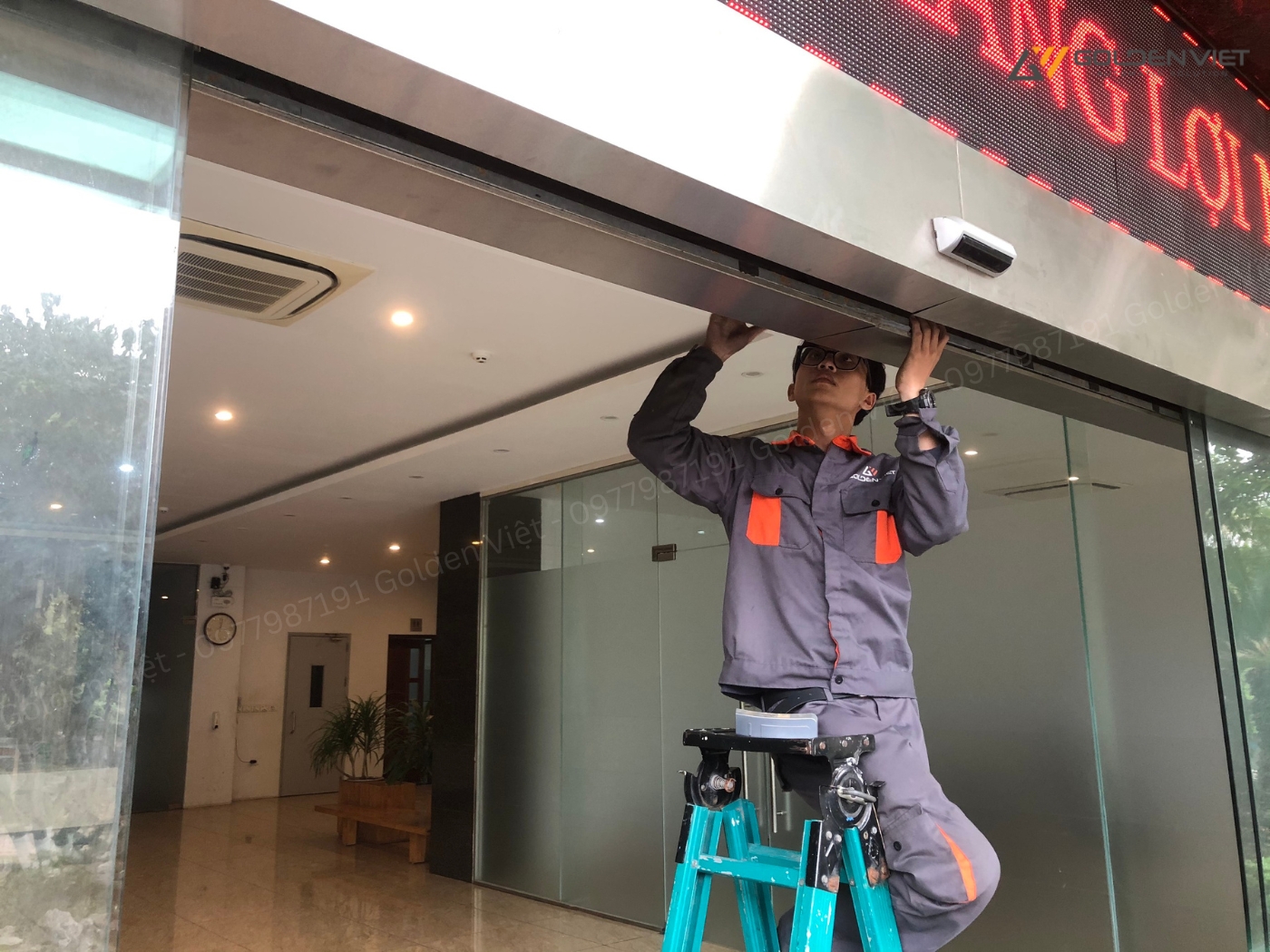 Kỹ thuật viên xem xét các lỗi bên ngoài của cửa tự động