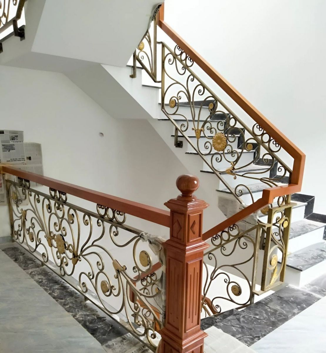 Họa tiết lan can sắt cầu thang bề thế