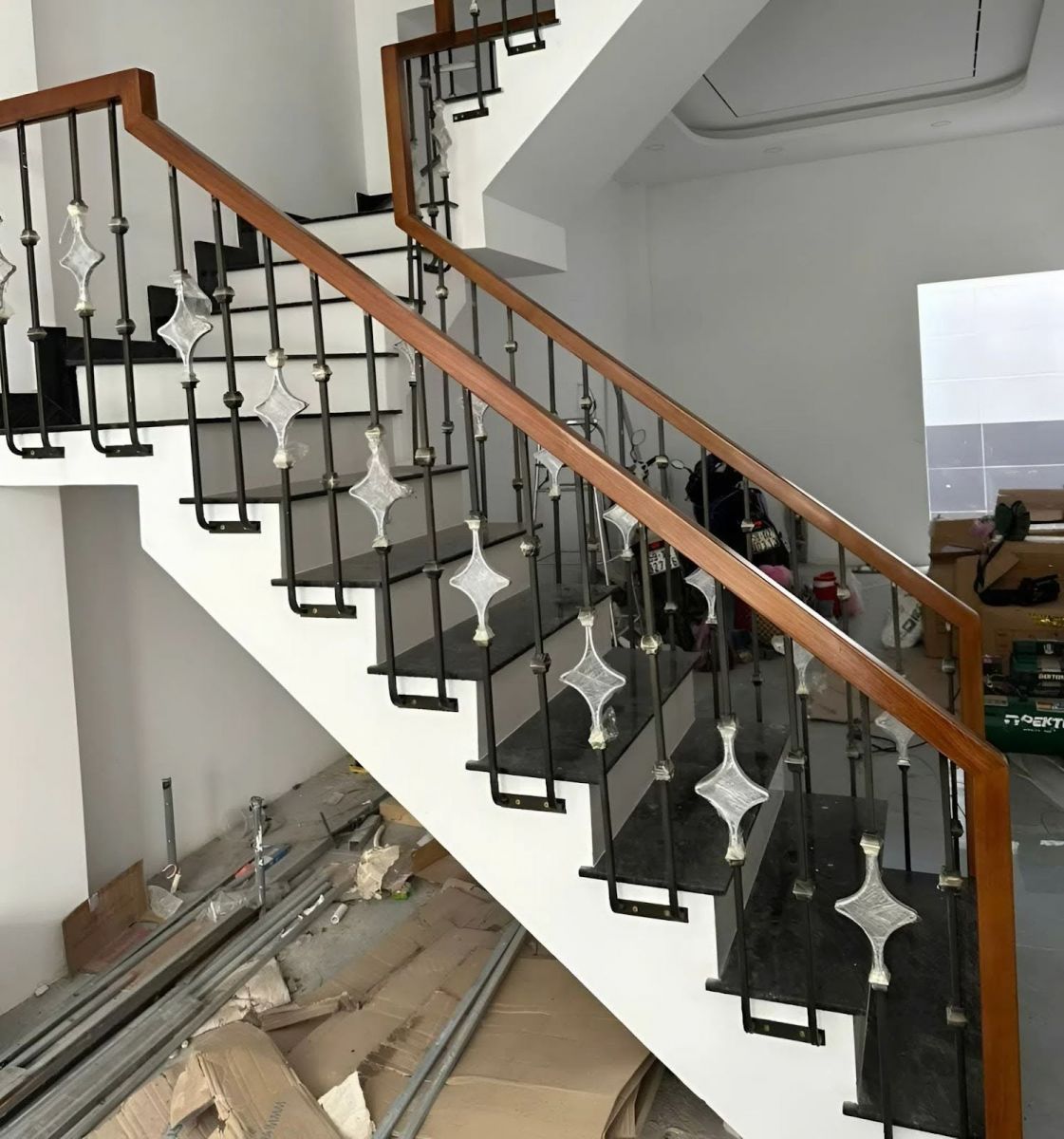 Lan can cầu thang kiểu dáng mới mẻ 