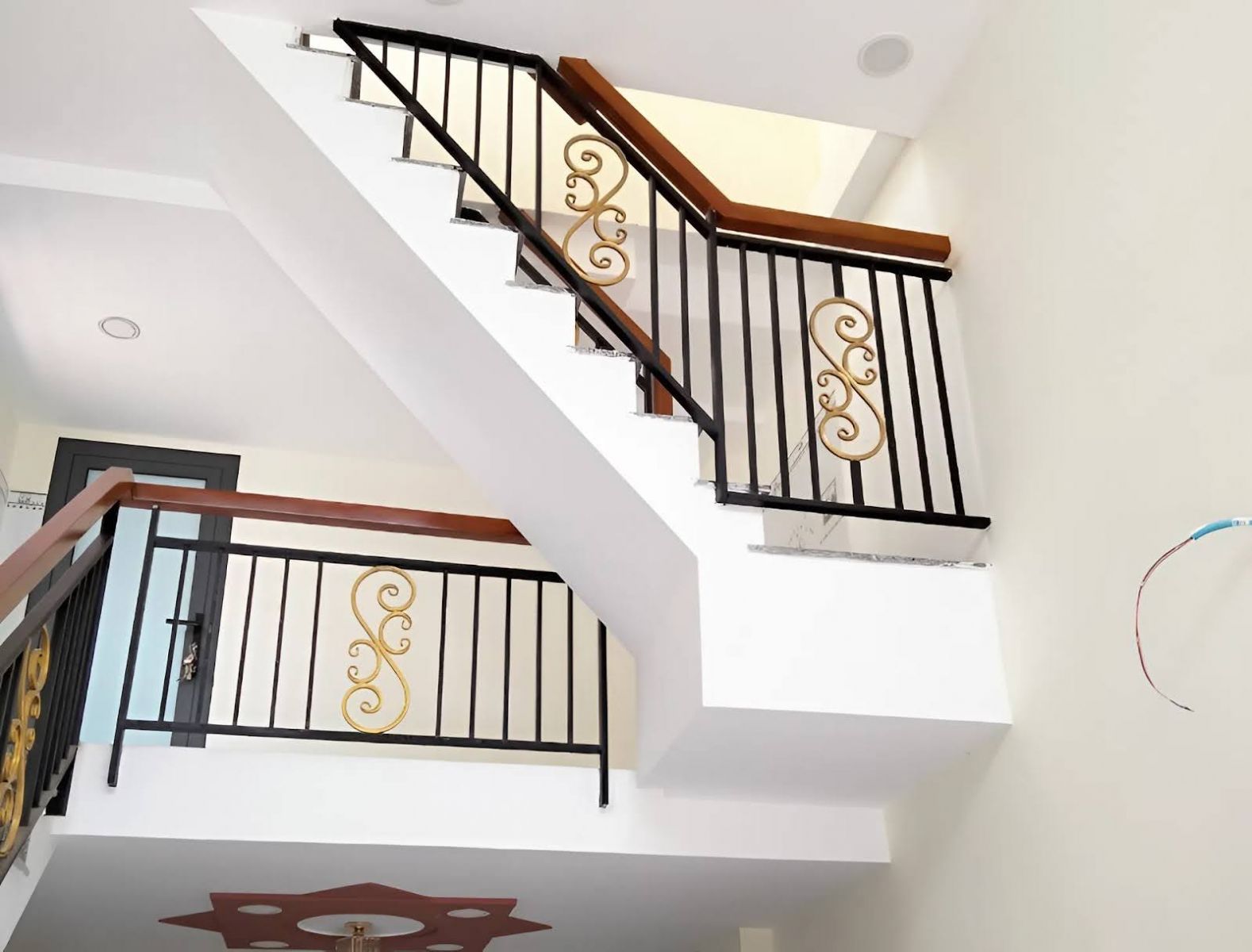 lan can sắt cầu thang đơn giản