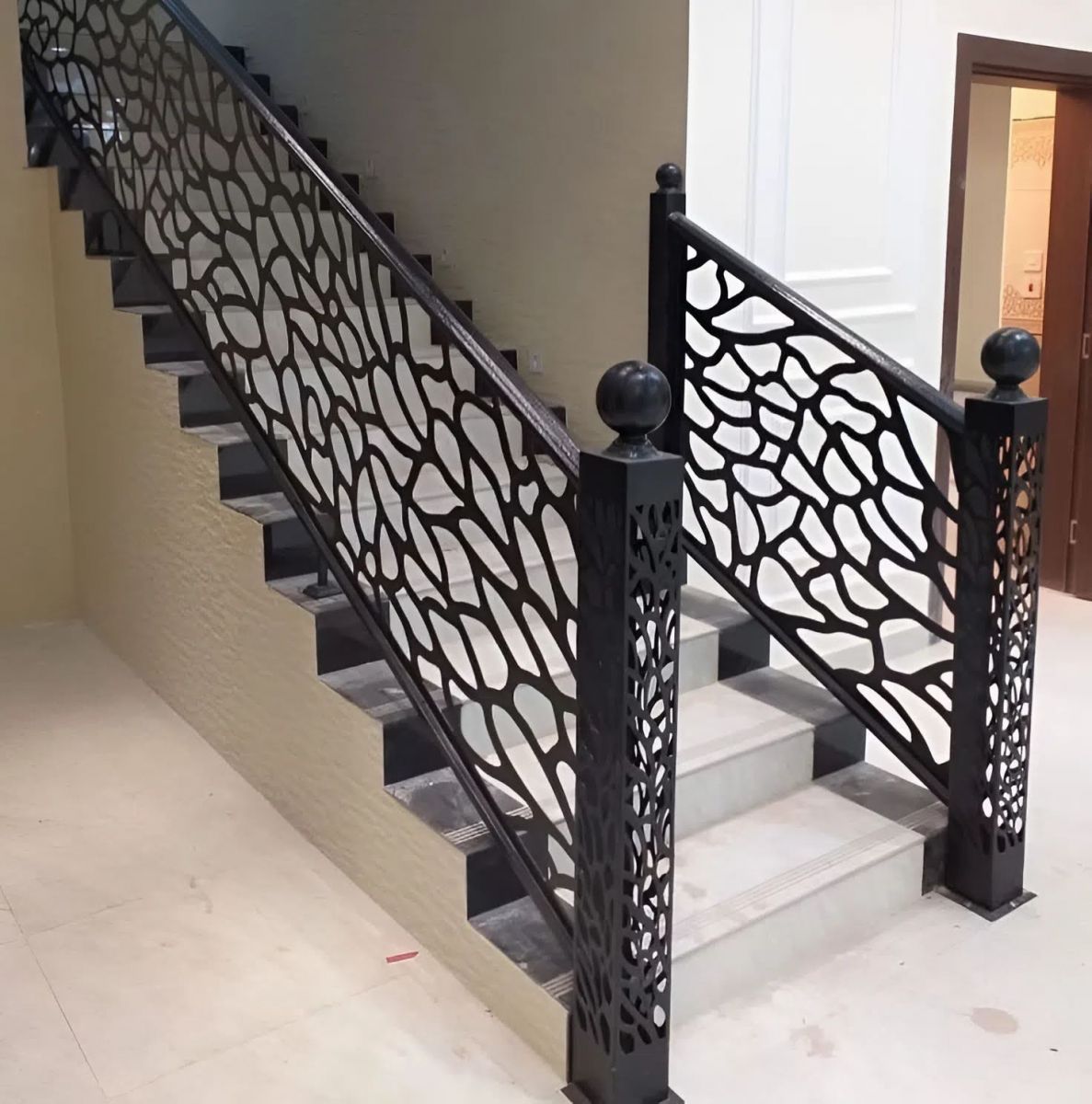 Lan can cầu thang sắt họa tiết CNC