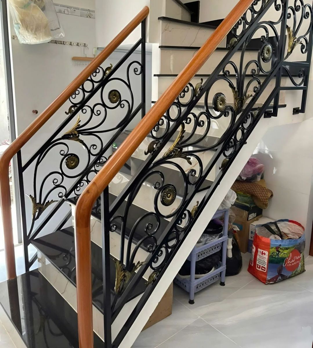 Mẫu lan can sắt cầu thang tay vịn gỗ tự nhiên