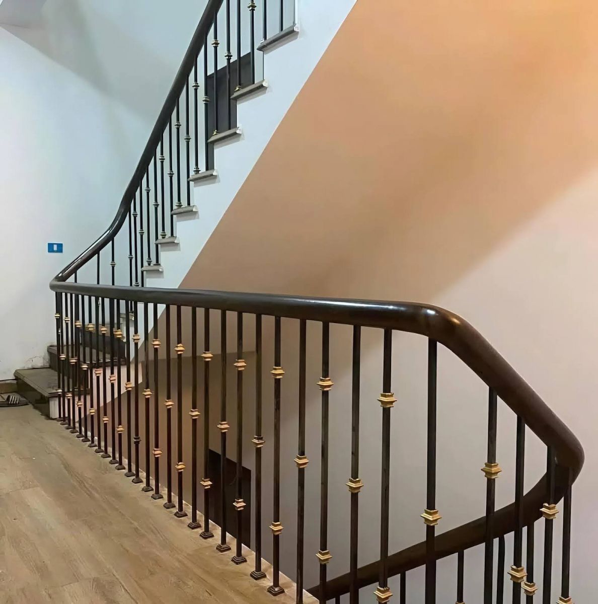 Kiểu dáng lan can sắt cầu thang 