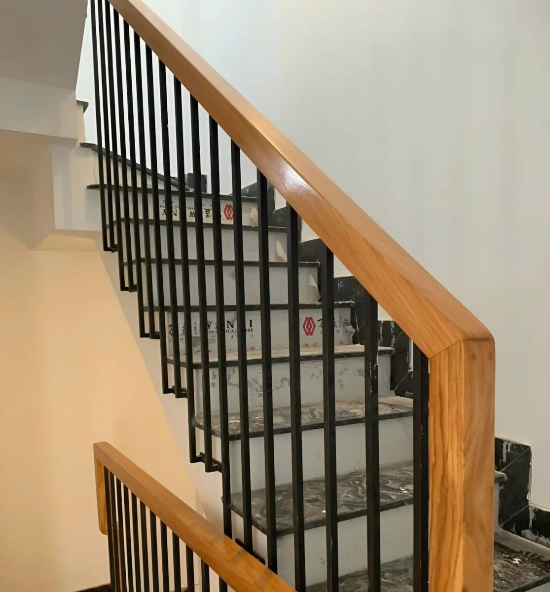 Lan can cầu thang sắt kiểu dáng thanh thoát