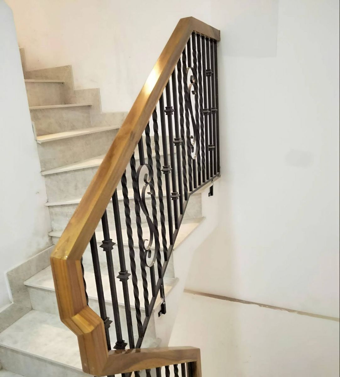 Thiết kế lan can sắt cầu thang hiện đại