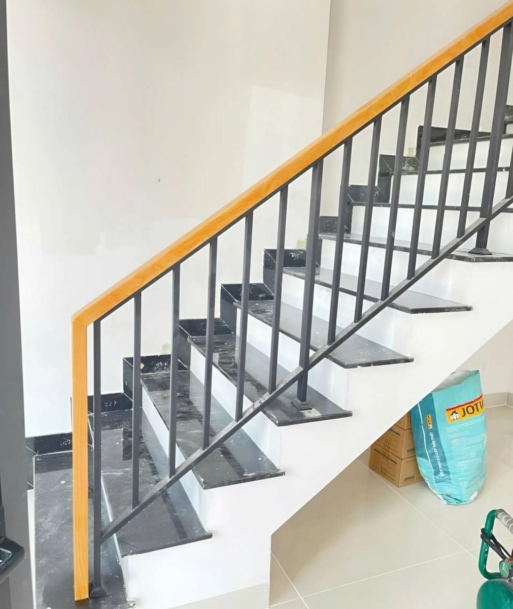 Lan can cầu thang sắt màu xám