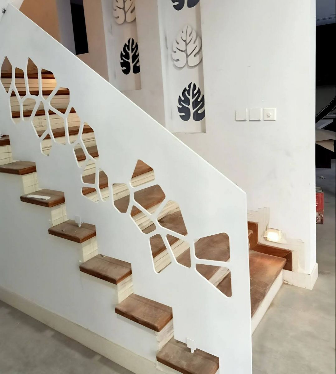 Lan can cầu thang sơn trắng CNC