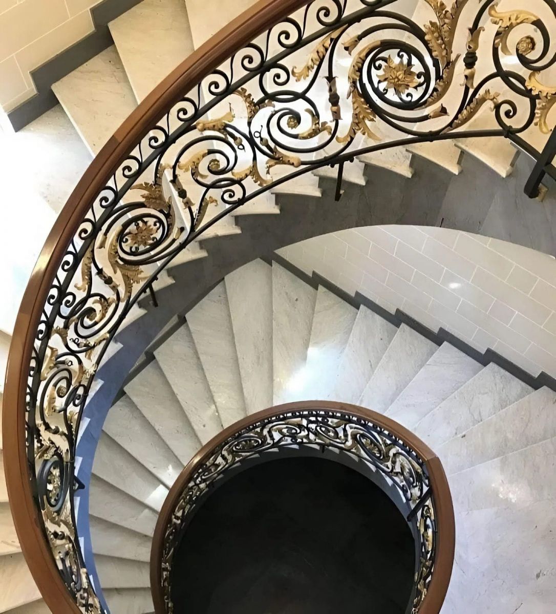 Mẫu lan can sắt cầu thang sang trọng