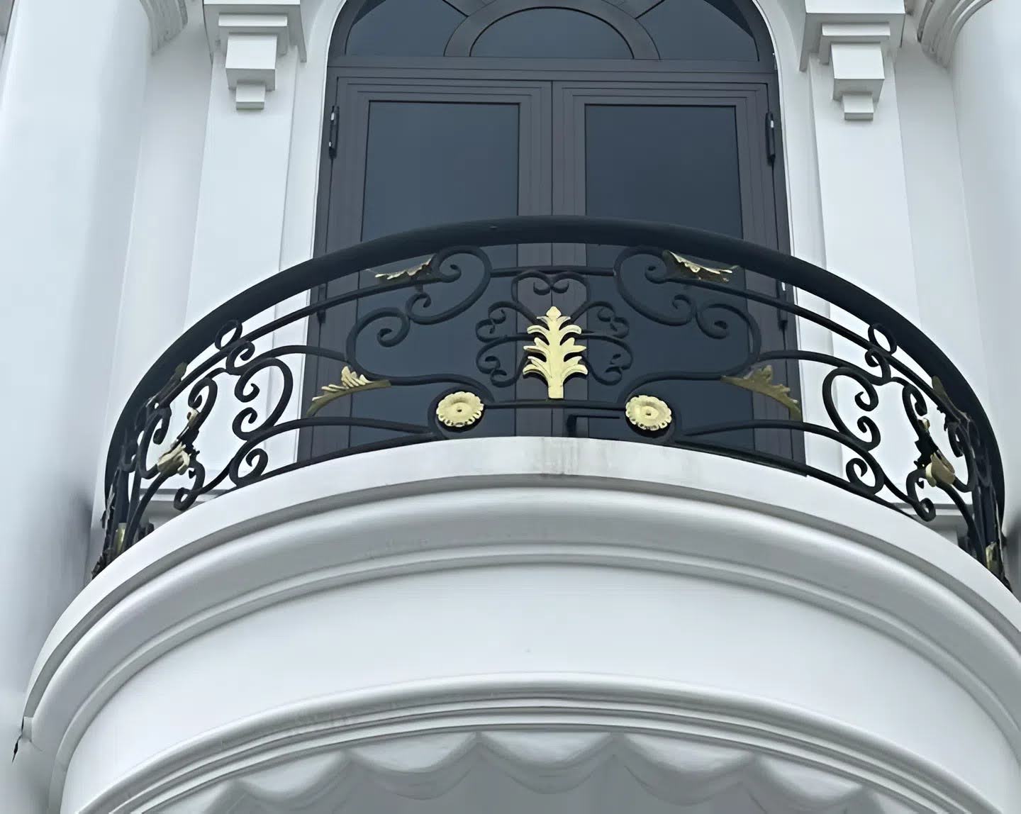 Lan can sắt mỹ thuật hoa văn mềm mại