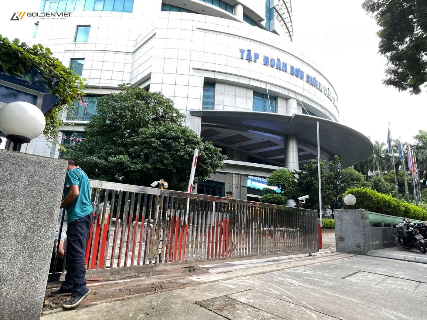 Lắp cửa cổng inox cho Tập đoàn Bưu Chính Viễn Thông
