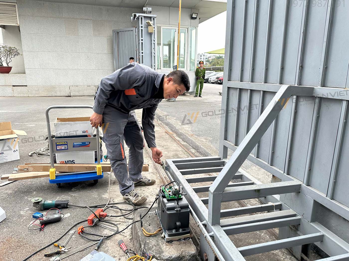 Kỹ thuật viên của Golden Việt lắp đặt hệ thống motor cổng trượt VDS