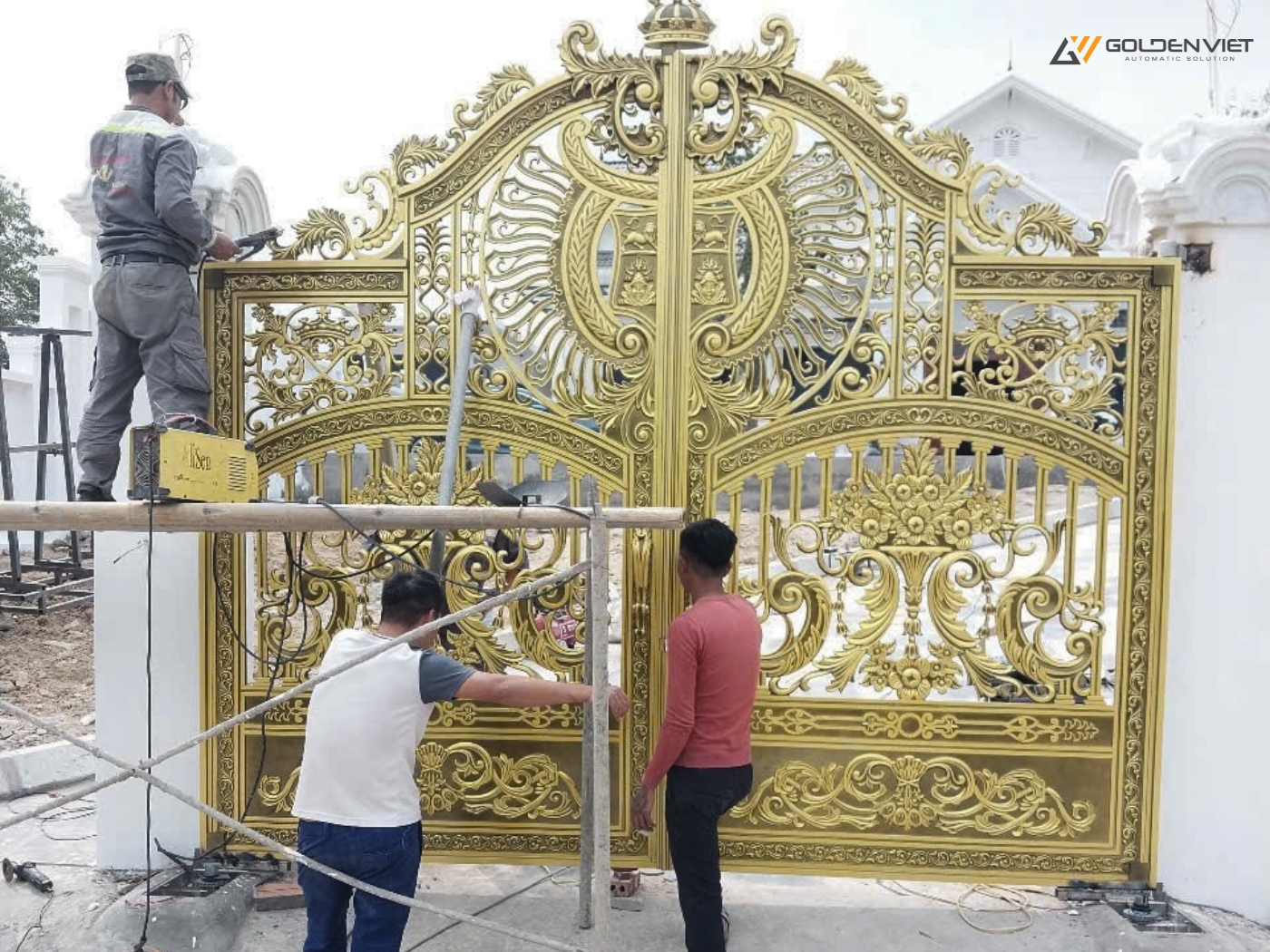 Lắp đặt cổng tự động mở 2 cánh nhôm đúc cho biệt thự