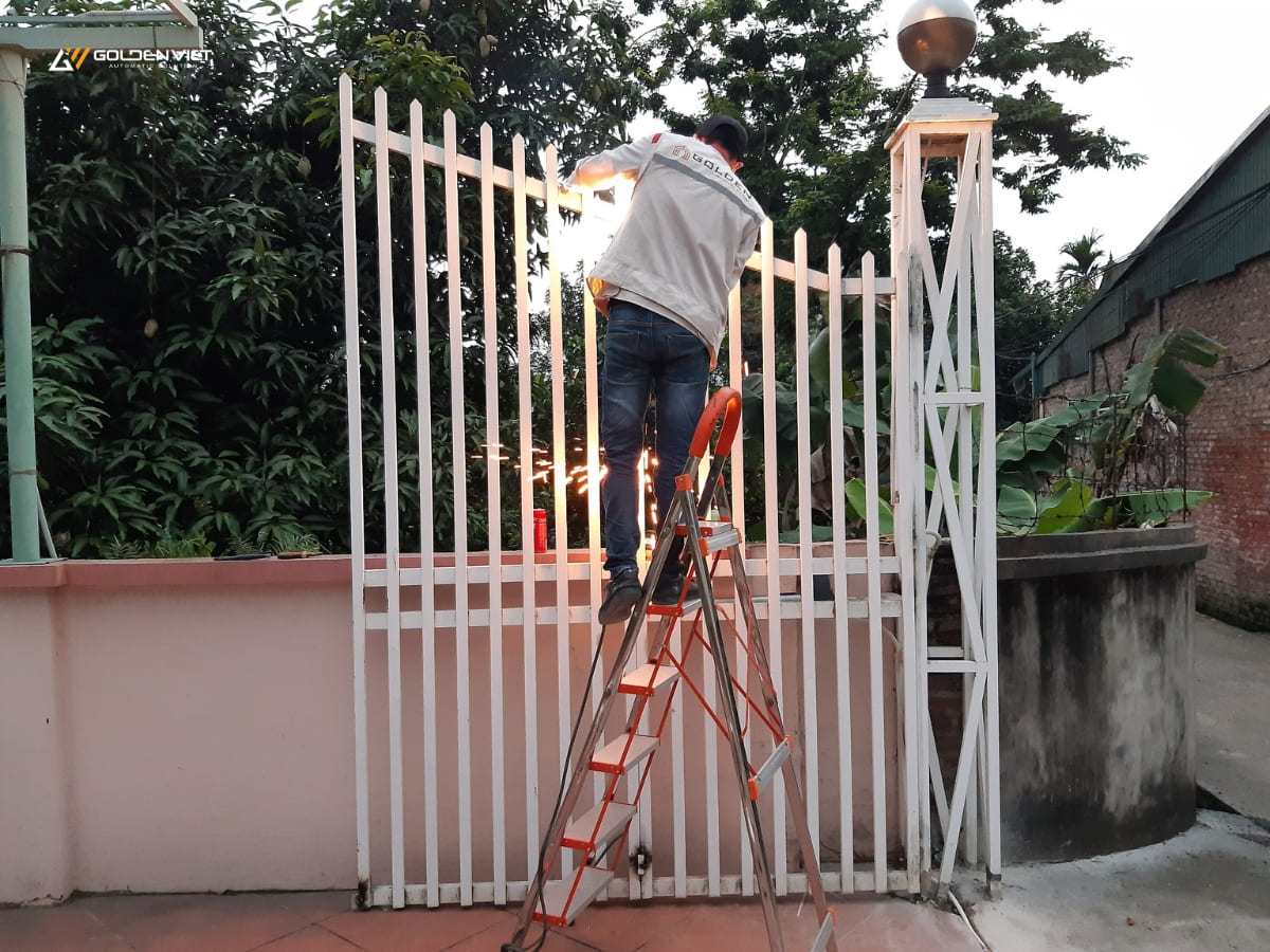 Lắp đặt cổng tự động vào ngày thời tiết đẹp