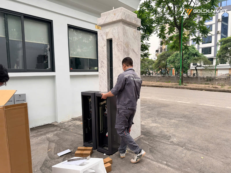 Kỹ thuật viên căn chỉnh vị trí lắp barie