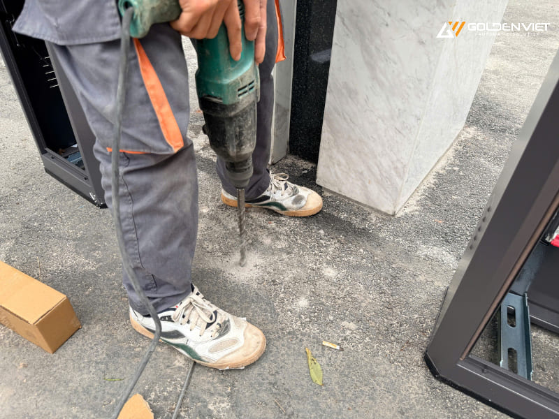 Kỹ thuật viên thi công lắp đặt barie #1