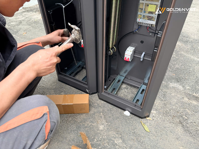 Kỹ thuật viên thi công lắp đặt barie #2