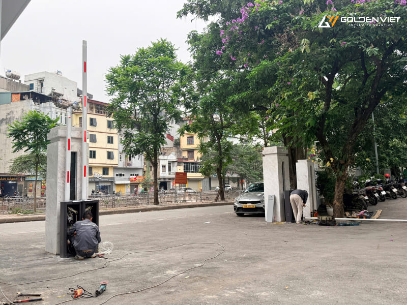 Kỹ thuật viên thi công lắp đặt barie #3