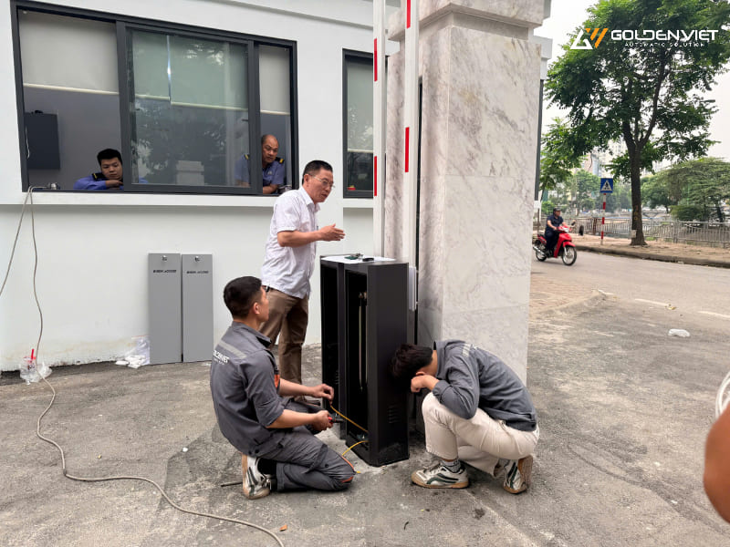 Việc lắp đặt barie được thực hiện tỉ mỉ