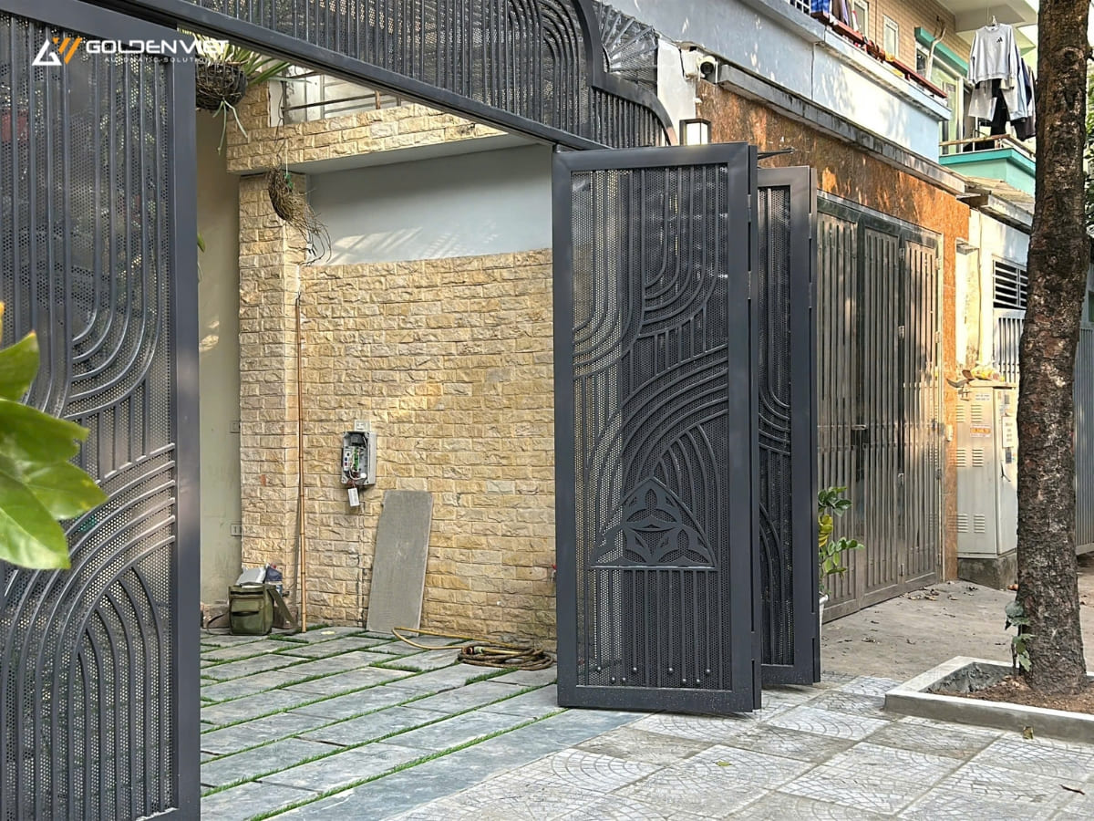 Cổng gấp 4 cánh giúp tiết kiệm diện tích