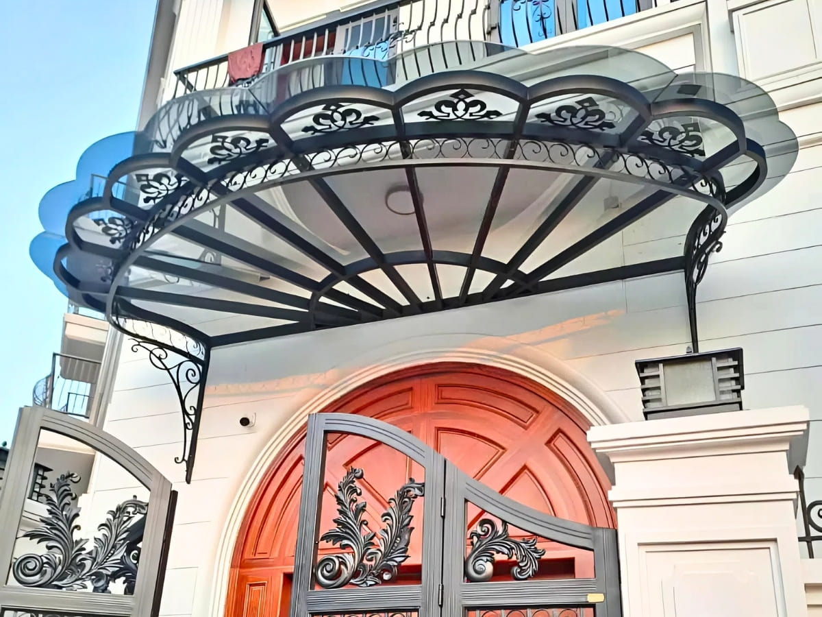 Mái kính giúp che mưa nắng