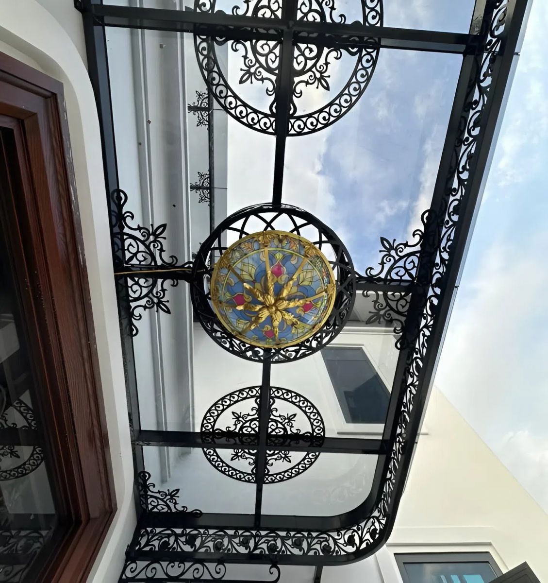 Mái kính bền, dễ vệ sinh