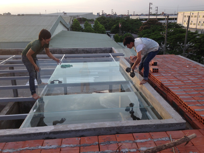 Mái kính cường lực giếng trời khung sắt 