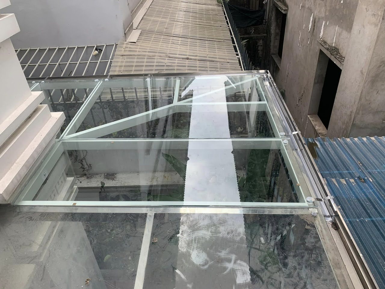 Mái kính cường lực khung inox sáng bóng