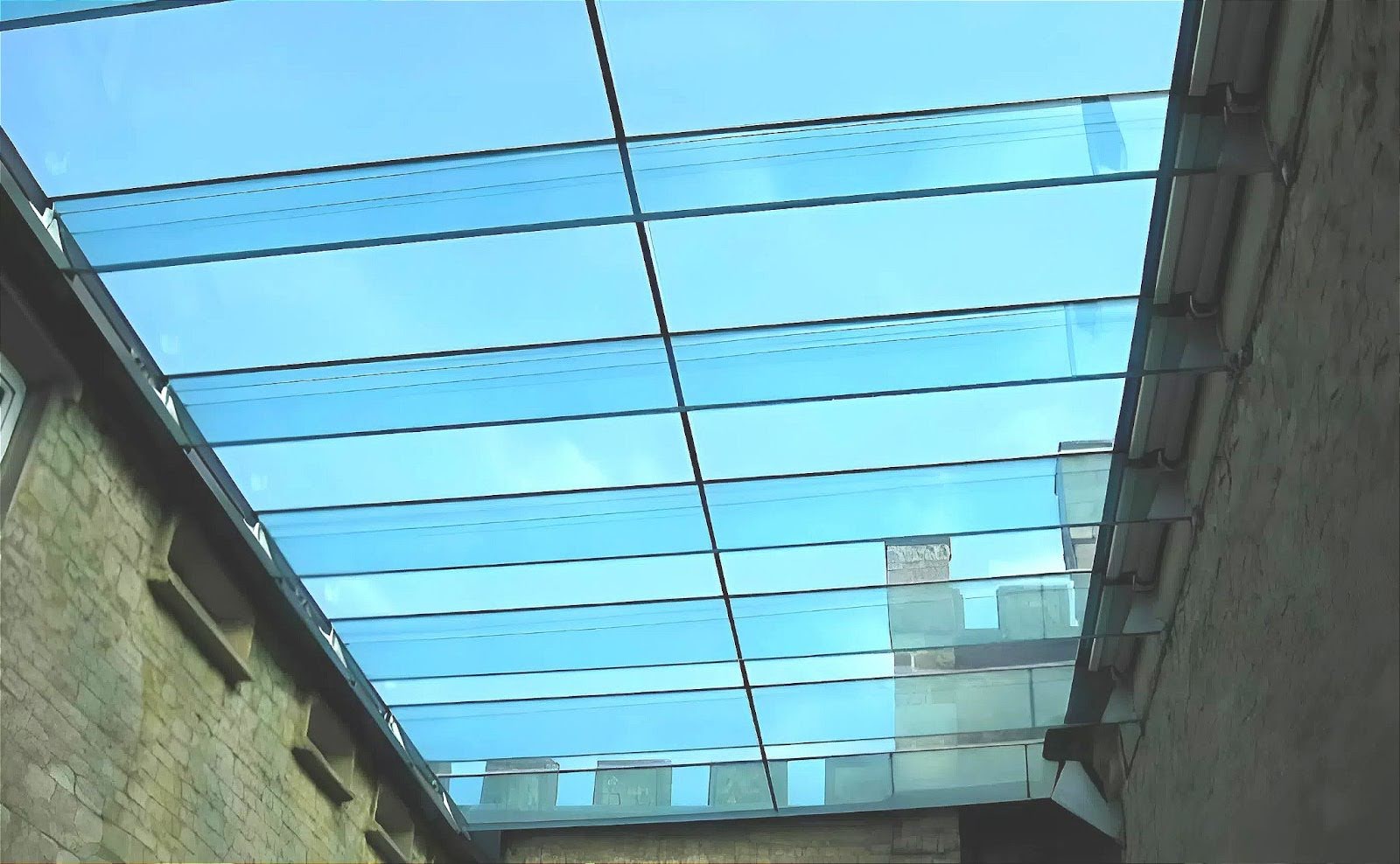 Mái kính cường lực khung sắt chắc chắn