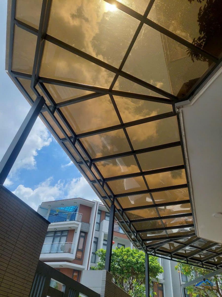 Mái kính cường lực màu trà sang trọng