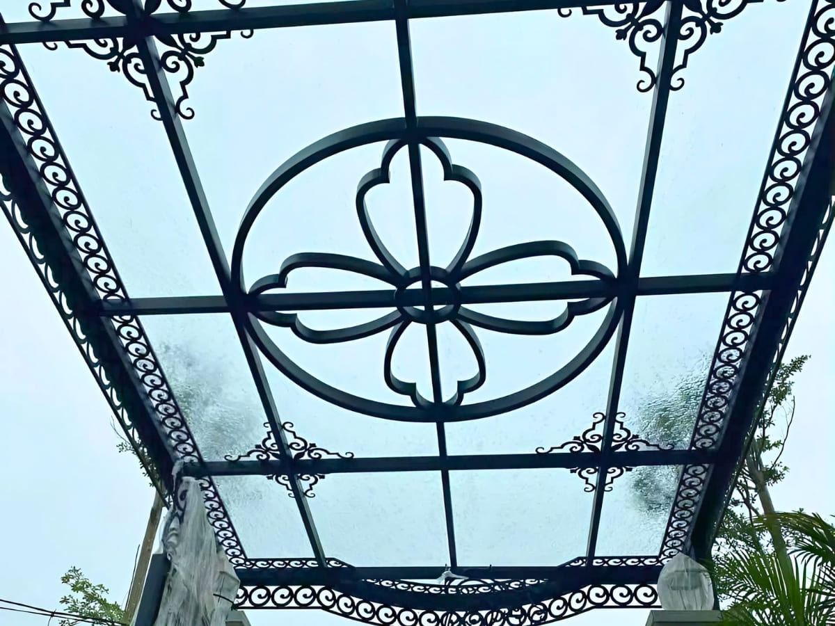 Mẫu mái kính đơn giản khung sắt