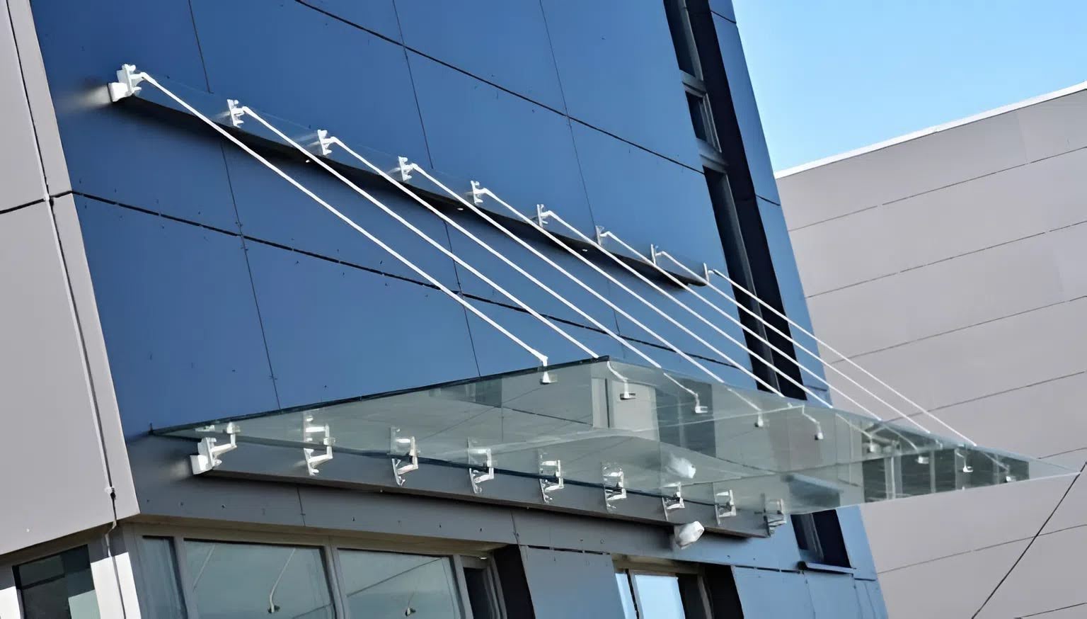 Mái kính inox dễ vệ sinh và bảo dưỡng