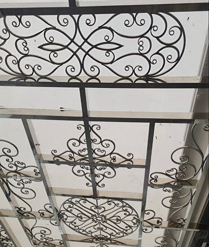 Mái kính inox giúp không gian thoáng sáng