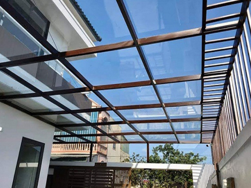 Mái kính inox tạo điểm nhấn cho mặt tiền