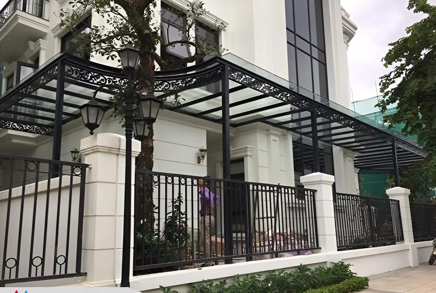 Mái kính khung sắt hộp bền đẹp theo thời gian