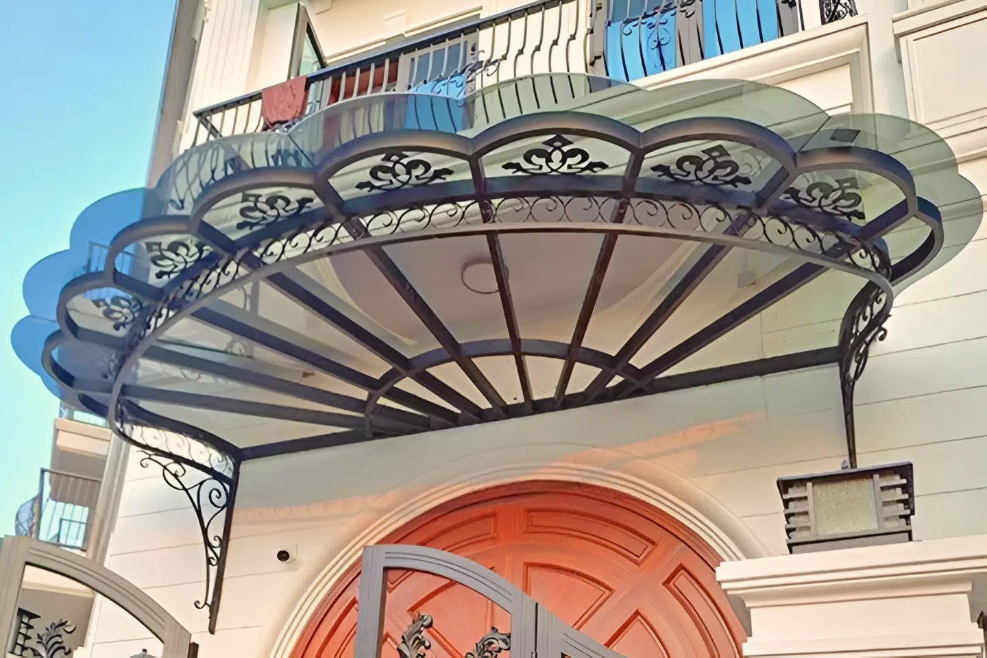 Mái kính khung sắt hộp đơn giản tinh tế