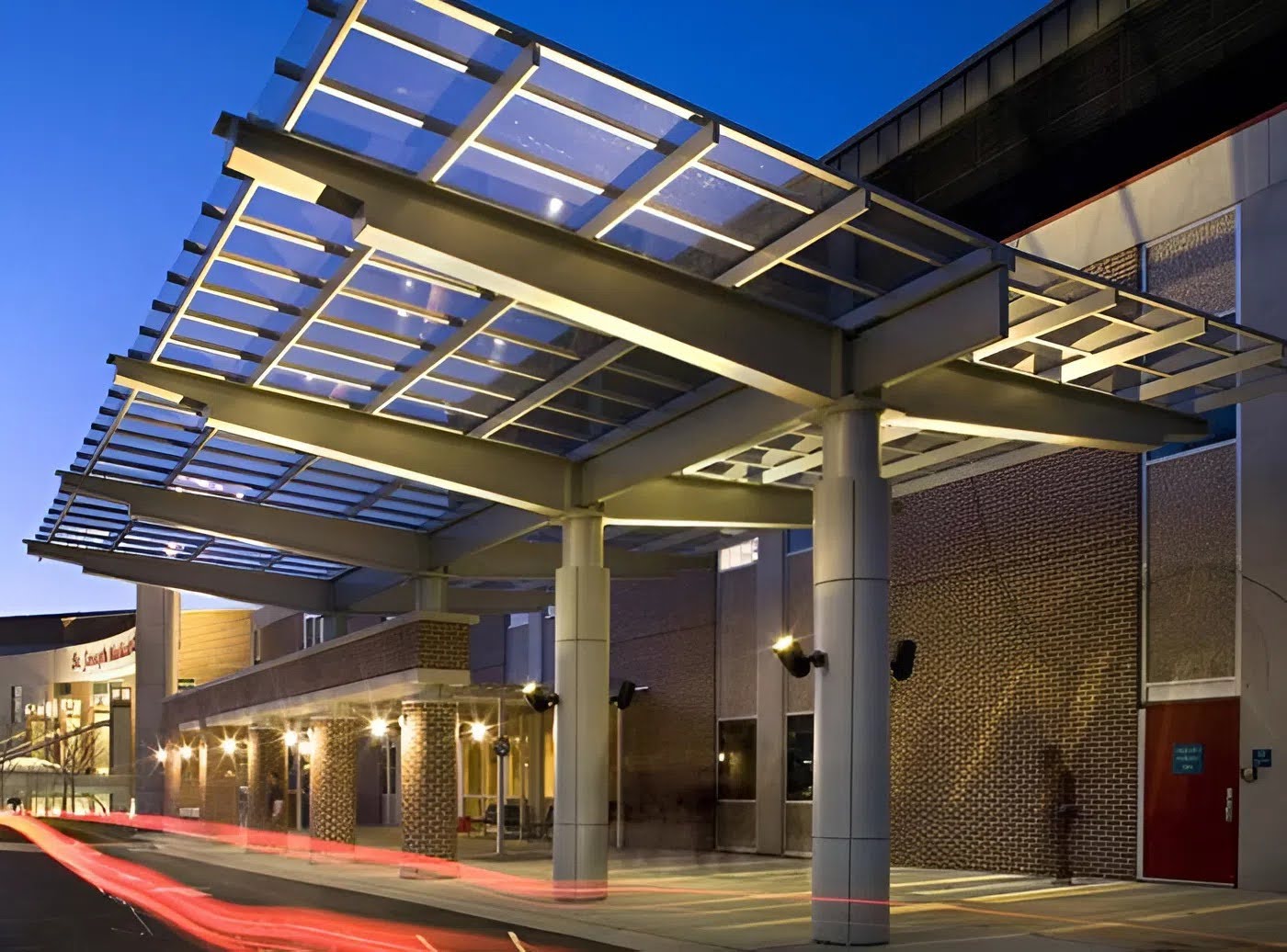 Mái kính khung sắt hộp lấy sáng tự nhiên