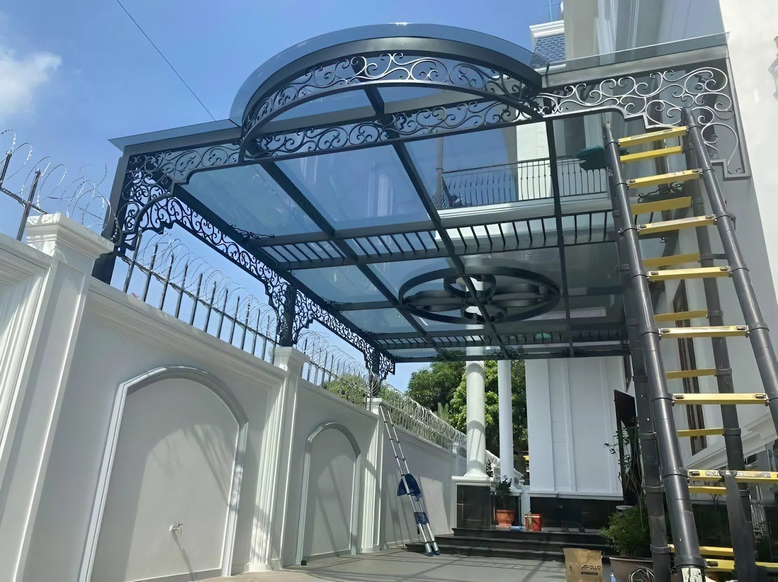 Mái kính khung sắt hộp ngoài trời