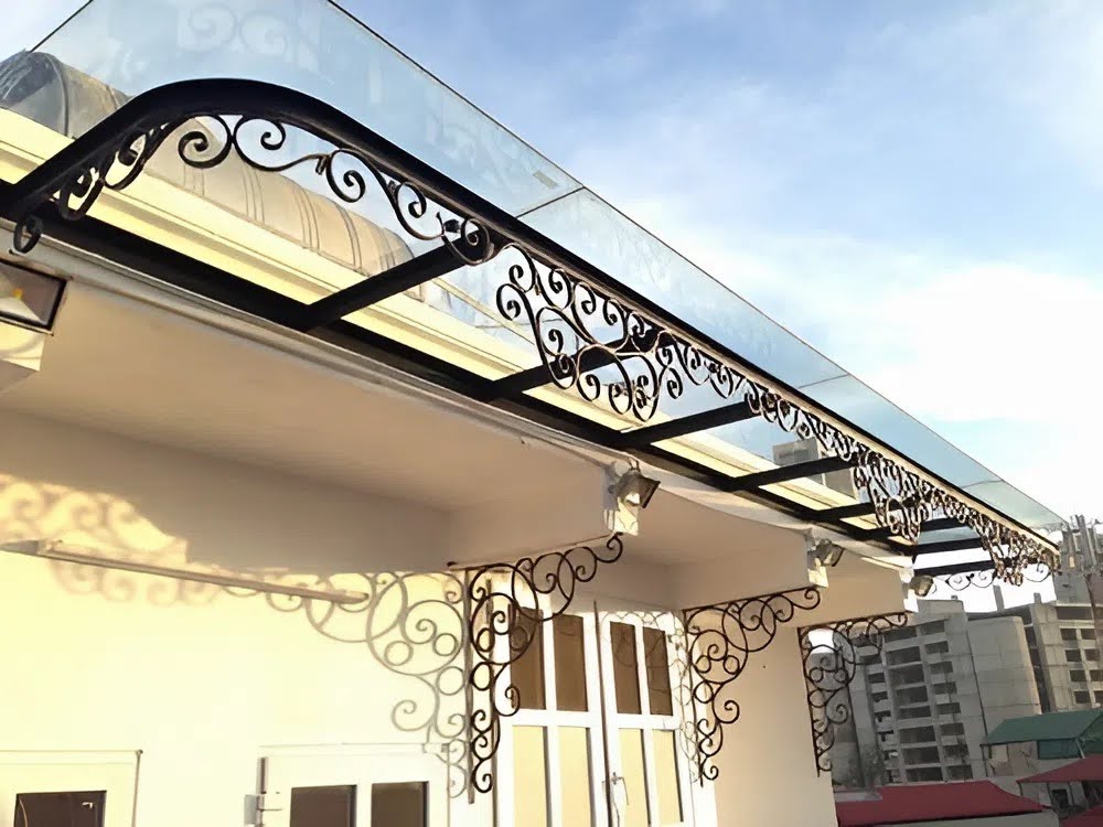 Mái kính khung sắt hộp phù hợp nhiều công trình