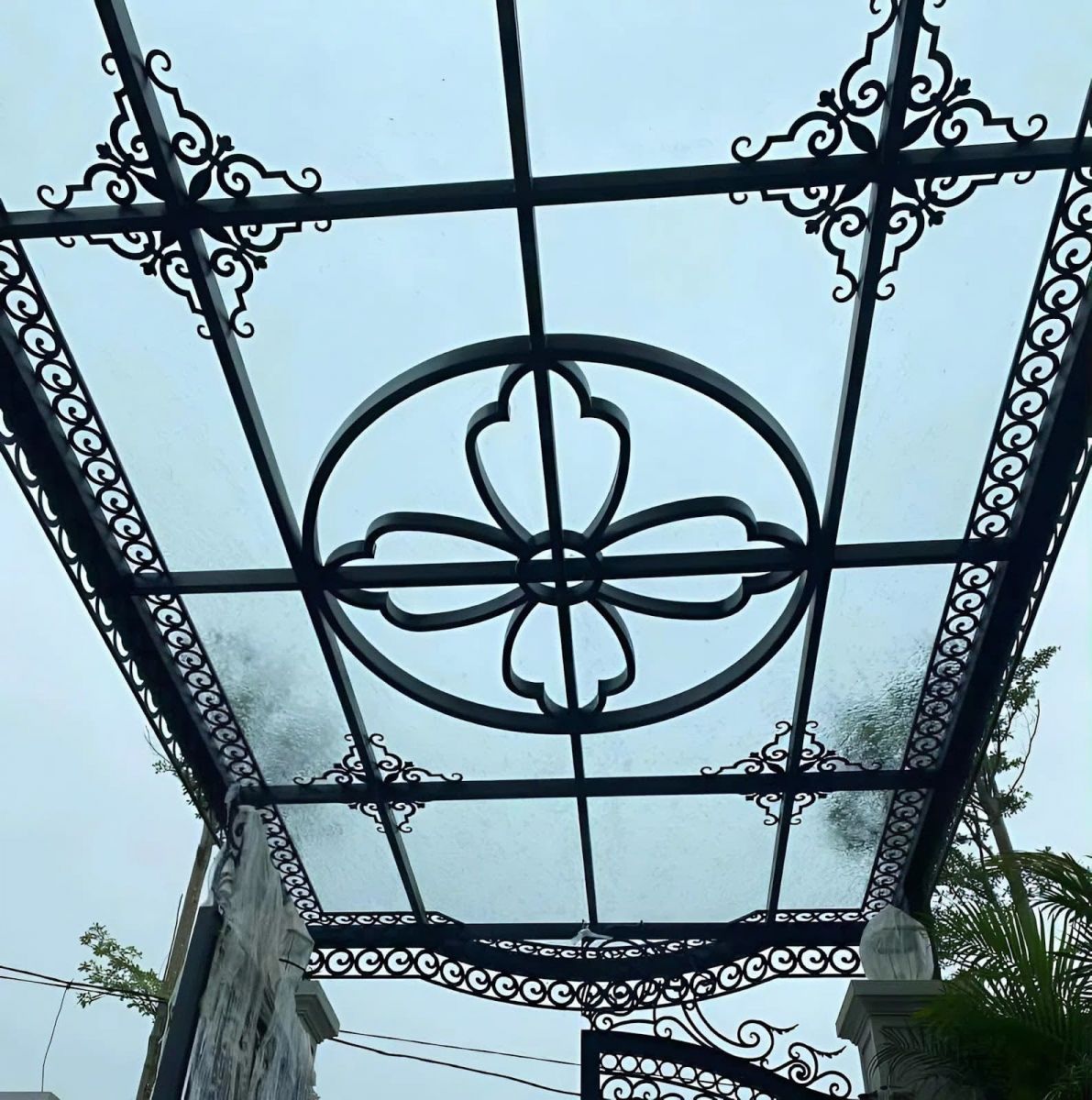 Mái kính khung sắt hộp thiết kế tối giản