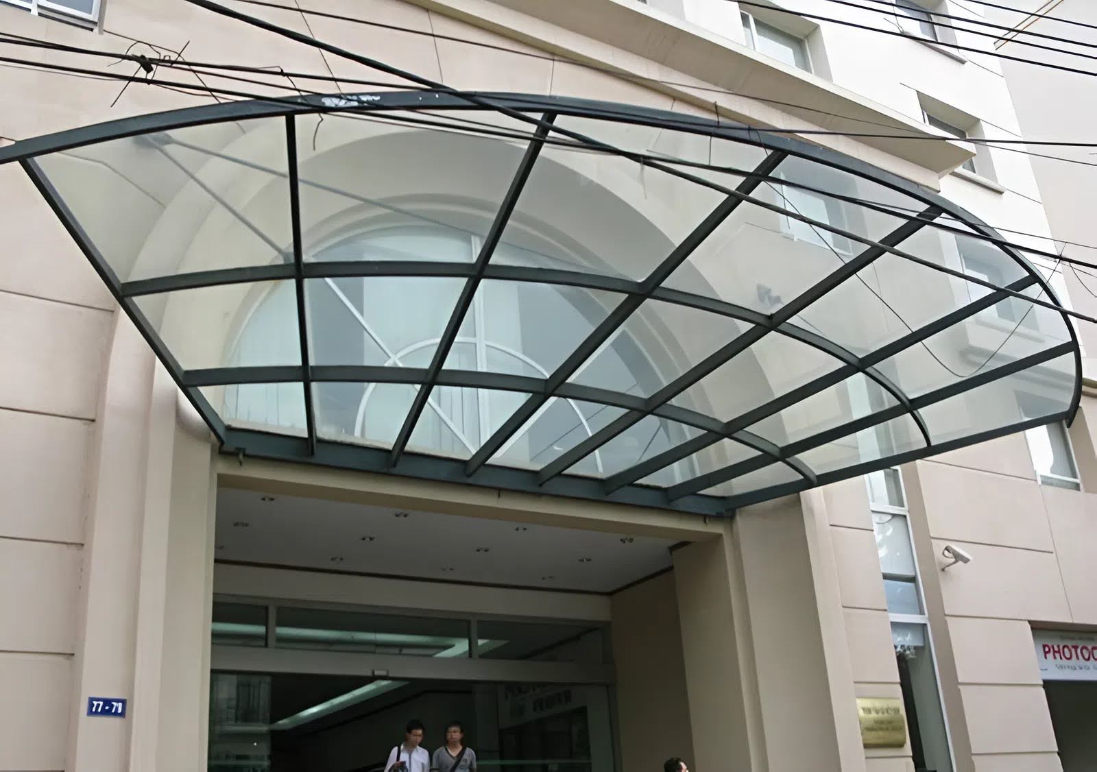 Mái kính khung sắt hộp đen đơn giản