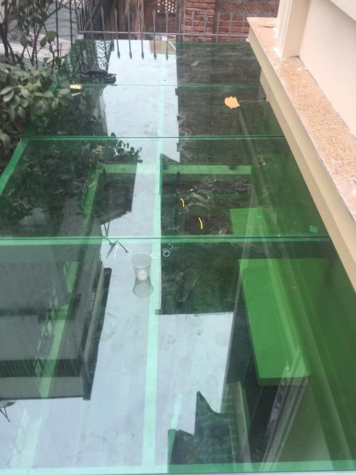 Mái kính màu xanh 