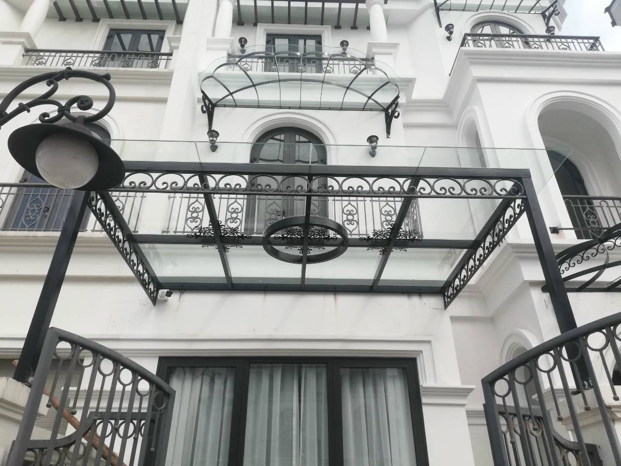 Mái kính nghệ thuật đón sáng tự nhiên