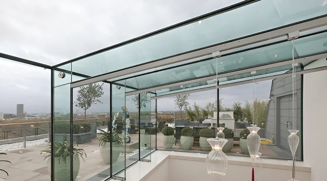 Mái kính trên tầng thượng