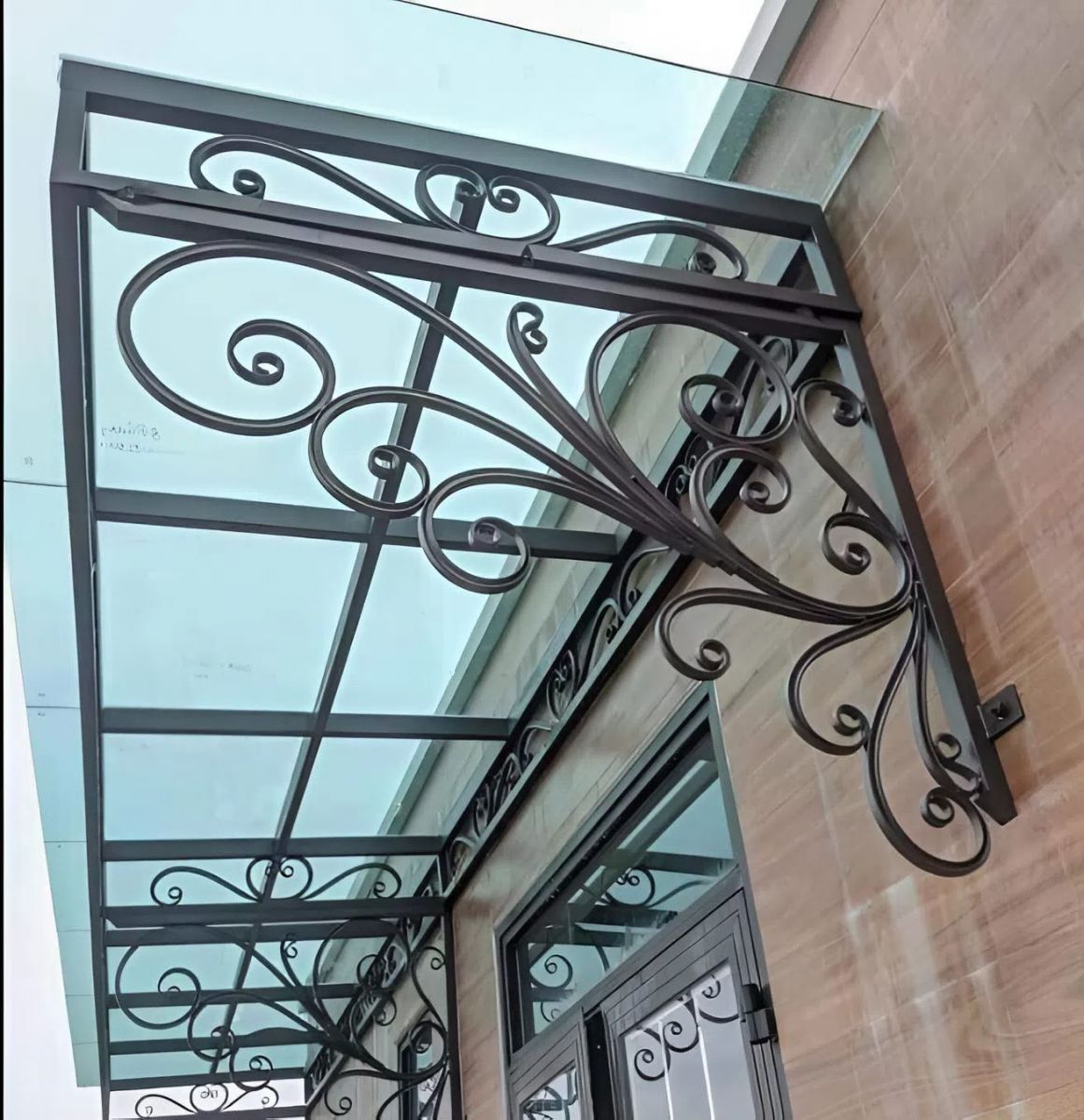 Mái kính sân trước nhà 