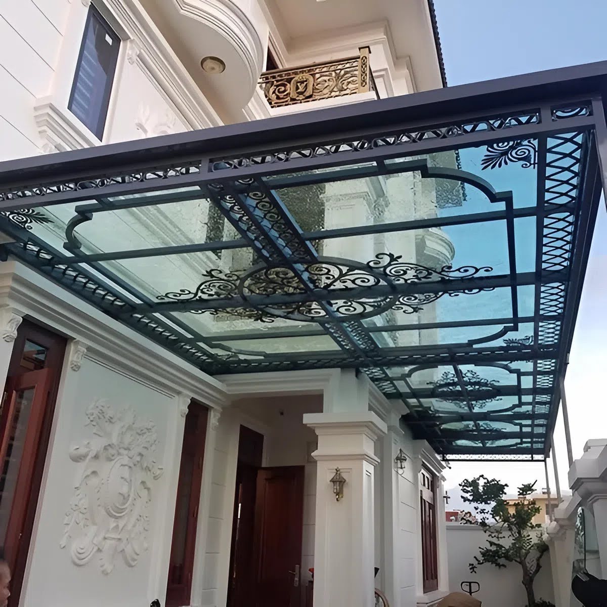 Mái kính sân trước nhà che mưa nắng hiệu quả