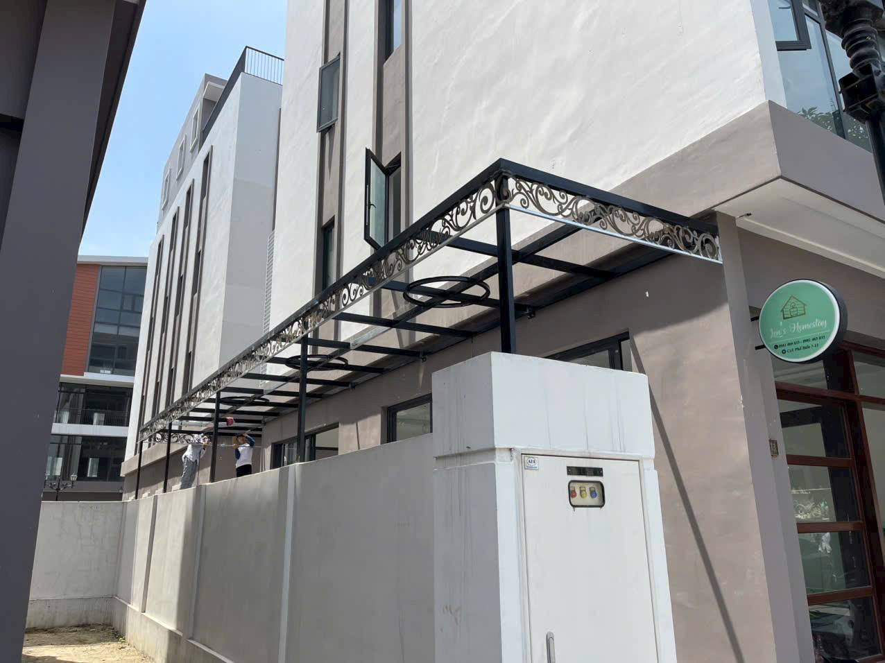 Mái kính sân trước nhà đẹp, bền