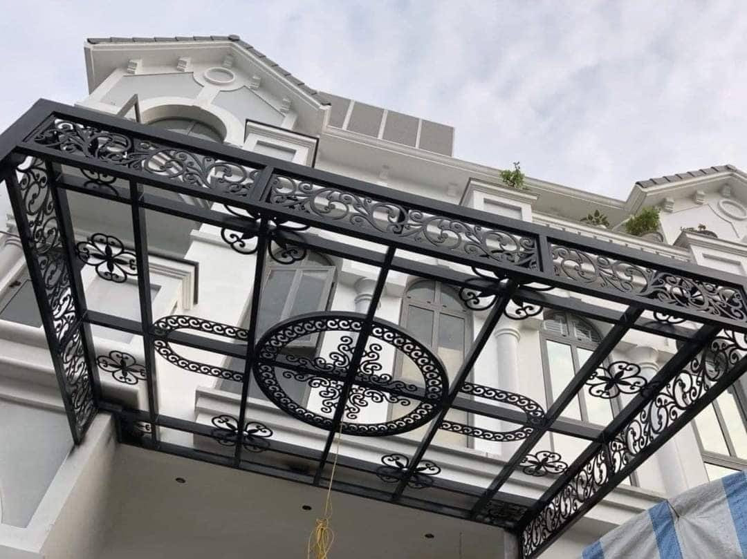 Mái kính sân trước nhà giúp không gian thêm sáng và rộng