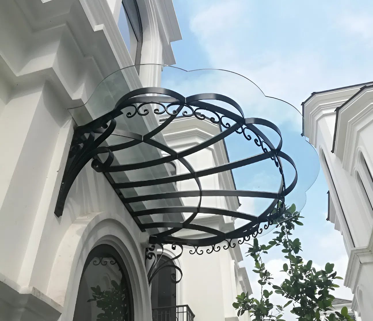 Mái kính sân trước nhà giúp tăng giá trị thẩm mỹ